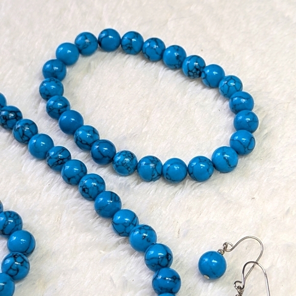 Vintage Blue Howelite Beaded Jewelry Set, Necklace, Bracelet, & Earrings - Picture 2 of 10